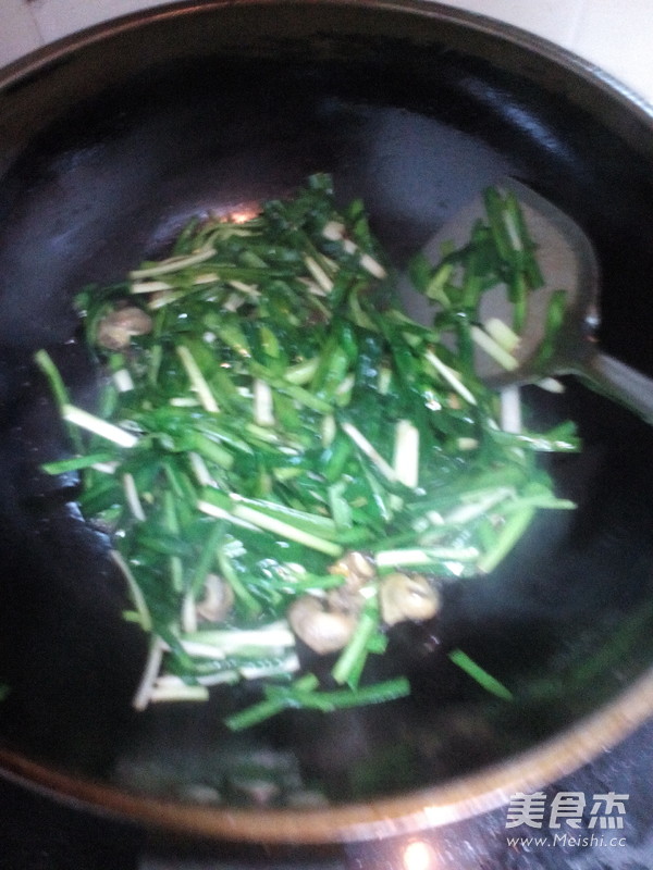 Stir-fried Conch with Leek recipe