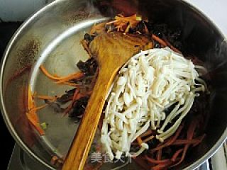 Stir-fried Enoki Mushroom with Carrots recipe