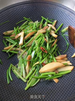 Stir-fried Golden Abalone with Cilantro recipe