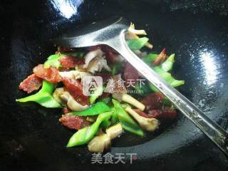 Stir-fried Sausage with Hot Pepper and Mushroom recipe