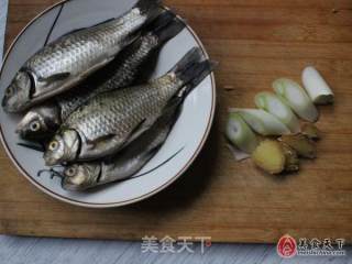 Milky White Thick Crucian Carp Soup recipe