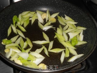 Stir-fried Dongfeng Conch with Celery recipe