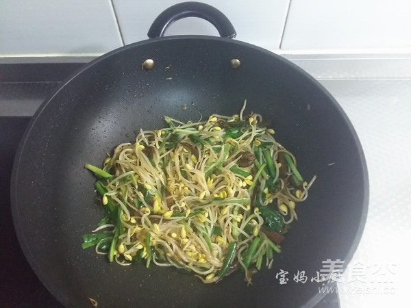 Stir-fried Leek with Soy Sprouts recipe