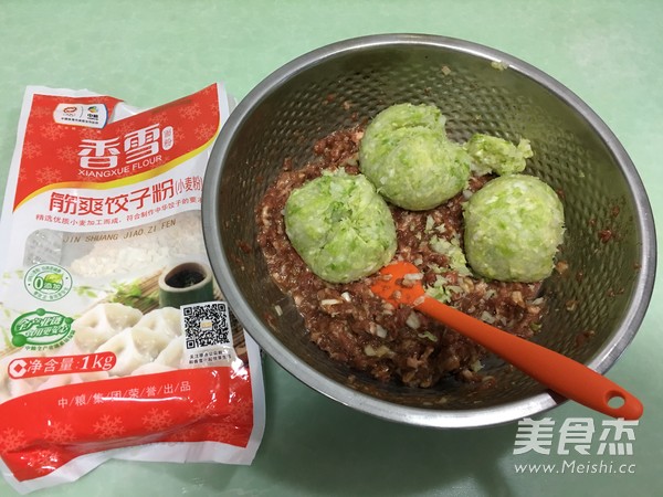 Xiangxue Flour Steamed Noodle Pork and Cabbage Dumplings recipe