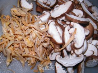 Traditional Cantonese Cuisine-chicken Wings with Mushroom and Golden Needle recipe