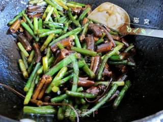 Grilled Rice Eel with Garlic Sprouts recipe