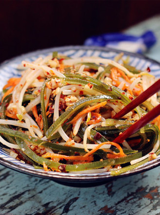 Refreshing Meal: Kelp Shreds Mixed with Bean Sprouts