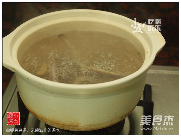 Blood Eel and Soybean Soup: A Bowl of Nourishing Soup recipe