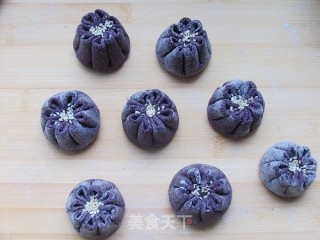 Nutritious Breakfast-black Rice Bean Paste Chrysanthemum Buns recipe