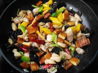 Stir-fried Chicken with Spicy Dried Fungus recipe