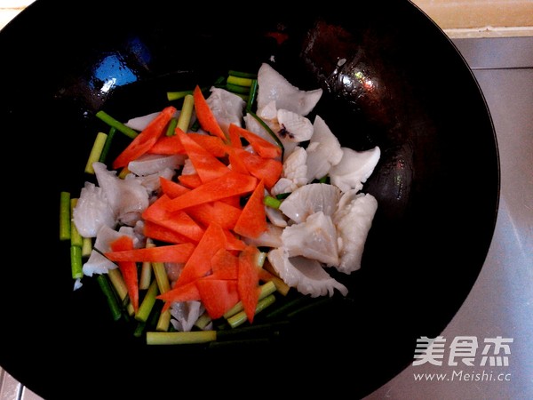 Stir-fried Cuttlefish Flowers with Garlic Stalks recipe