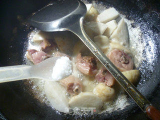 Cured Chicken Drumsticks Boiled with Taro recipe