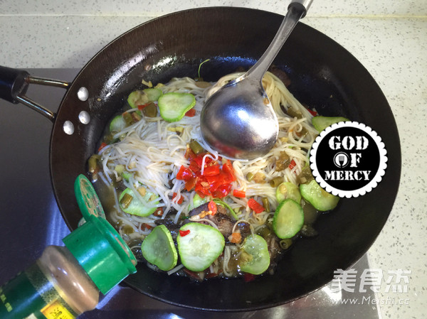 Braised Noodles with Chopped Pepper Lamb in Sour Soup recipe