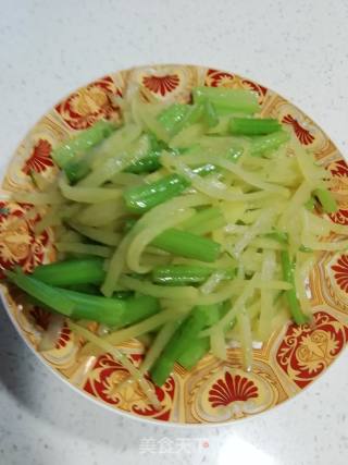 Stir-fried Shredded Potatoes with Celery recipe