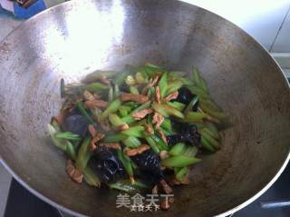 Fried Celery with Black Pork recipe