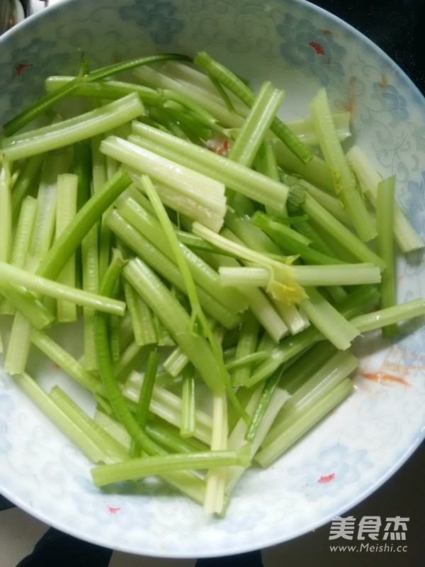 Celery Stir-fried Beef recipe