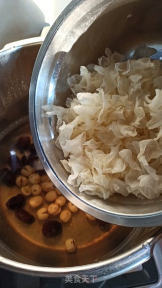 White Fungus, Red Date and Lotus Seed Soup recipe