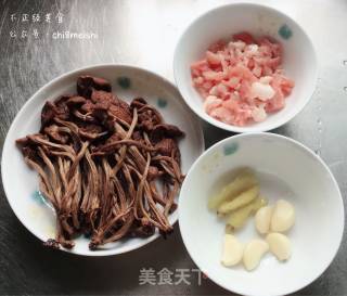 Fried Pork with Tea Tree Mushroom recipe