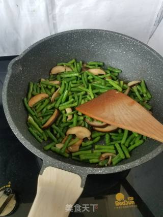 Stir-fried Long Beans with Mushrooms recipe