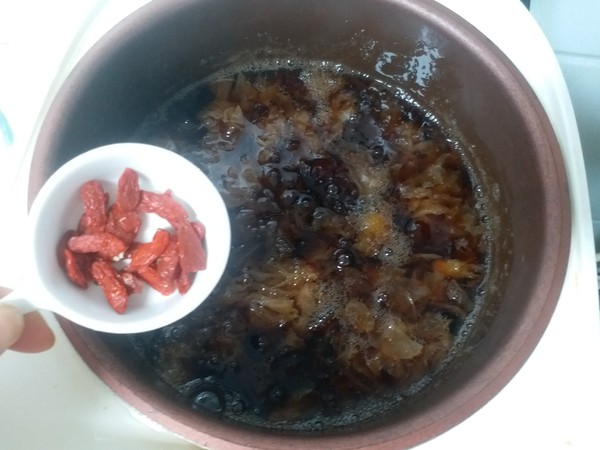 Peach Gum, Wolfberry and White Fungus Soup recipe