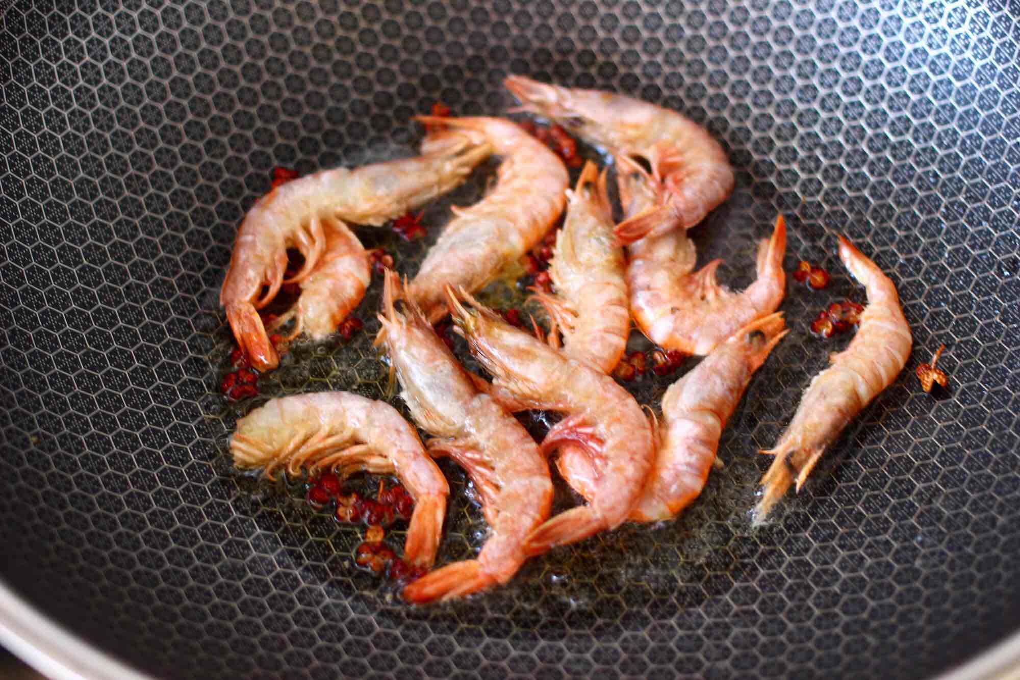 Stir-fried Red Shrimp with Mung Bean Sprouts recipe