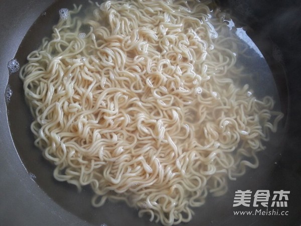 Hot Noodles with Sesame Paste recipe