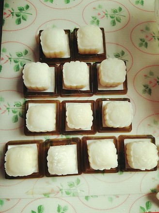 Cheese and Mango Snowy Mooncakes