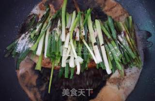 Braised Crucian Carp with Cordyceps Flower and Tangerine Peel with Green Onion recipe