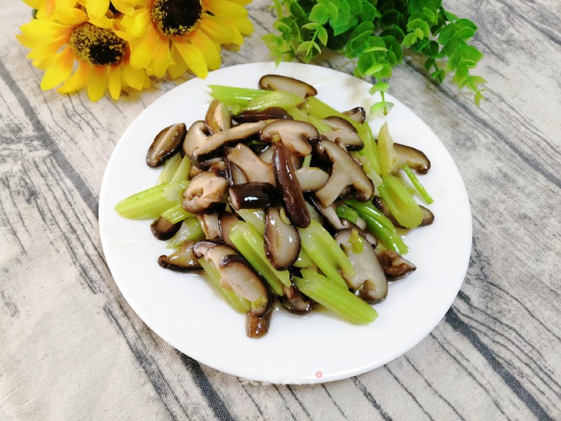 Stir-fried Celery with Shiitake Mushrooms recipe