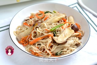 Fried Noodles with Matsutake Pork Slices recipe