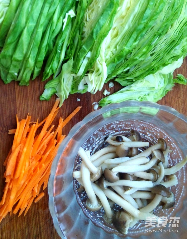 Cabbage, Crab and Mushroom Noodles recipe