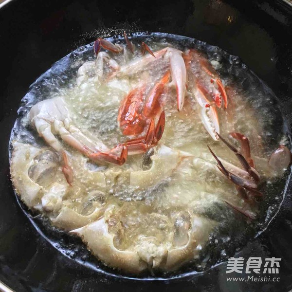 Stir-fried Crab with Ginger and Green Onion recipe