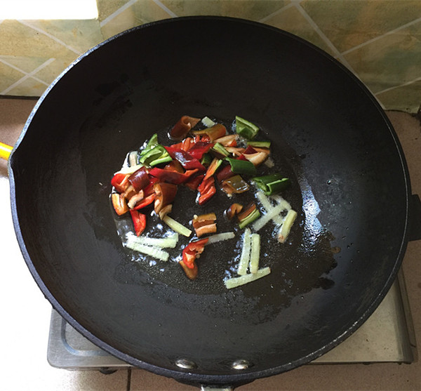 Stir-fried Soybean Skin with Leek recipe