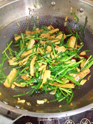 Stir-fried Chicken with Leek and Fragrant Dry recipe