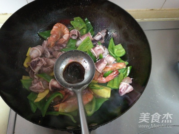 Stir-fried Seafood with Green Pepper recipe