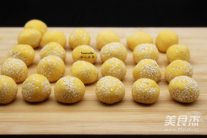 Soft Glutinous Pumpkin Sesame Balls recipe