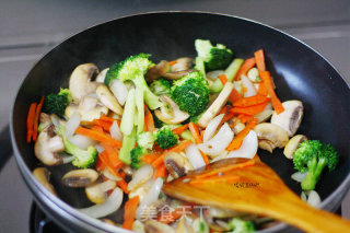 [stir-fried Rice Cake with Beef, Sausage and Mixed Vegetables] recipe