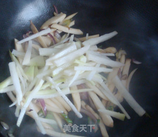 Stir-fried Radish with Coprinus Mushroom recipe