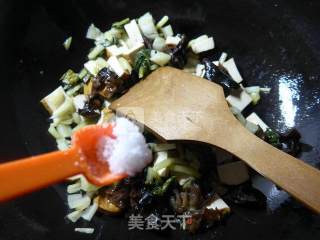 Stir-fried Pickled Cabbage with Black Fungus recipe