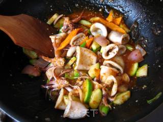 Korean Home Cooking-spicy Stir-fried Cuttlefish with Vegetables recipe