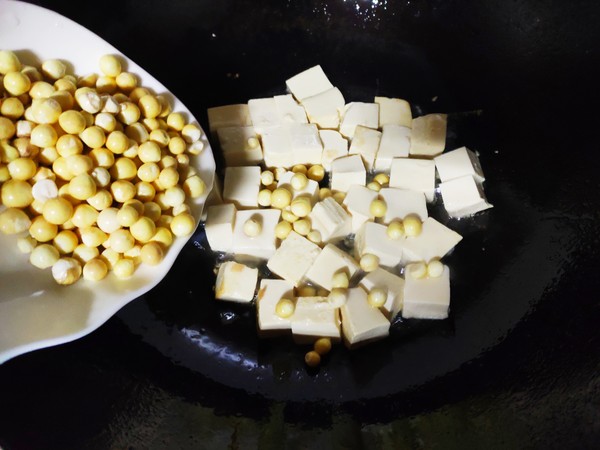 Braised Tofu with Chicken Head and Rice recipe