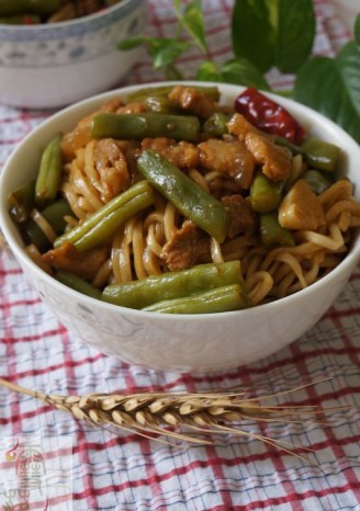 Braised Noodles with String Beans