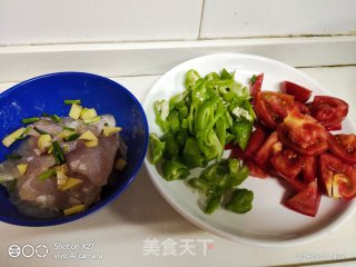 Stir-fried Herring Fillets with Tomatoes and Green Peppers recipe