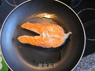Fried Salmon with Basil recipe