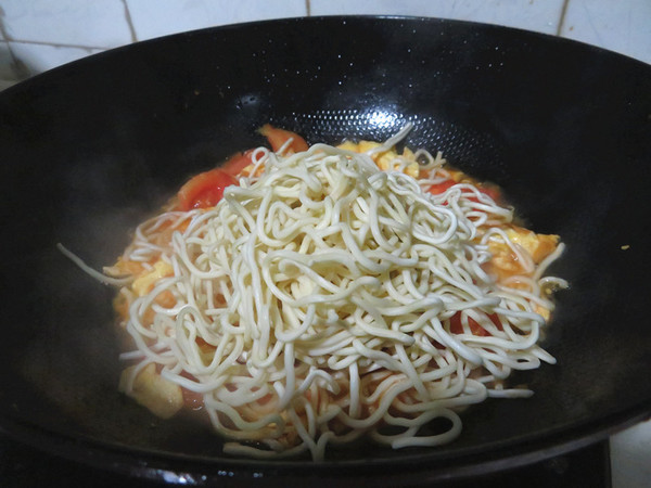 Stir-fried Noodles with Tomatoes and Eggs recipe