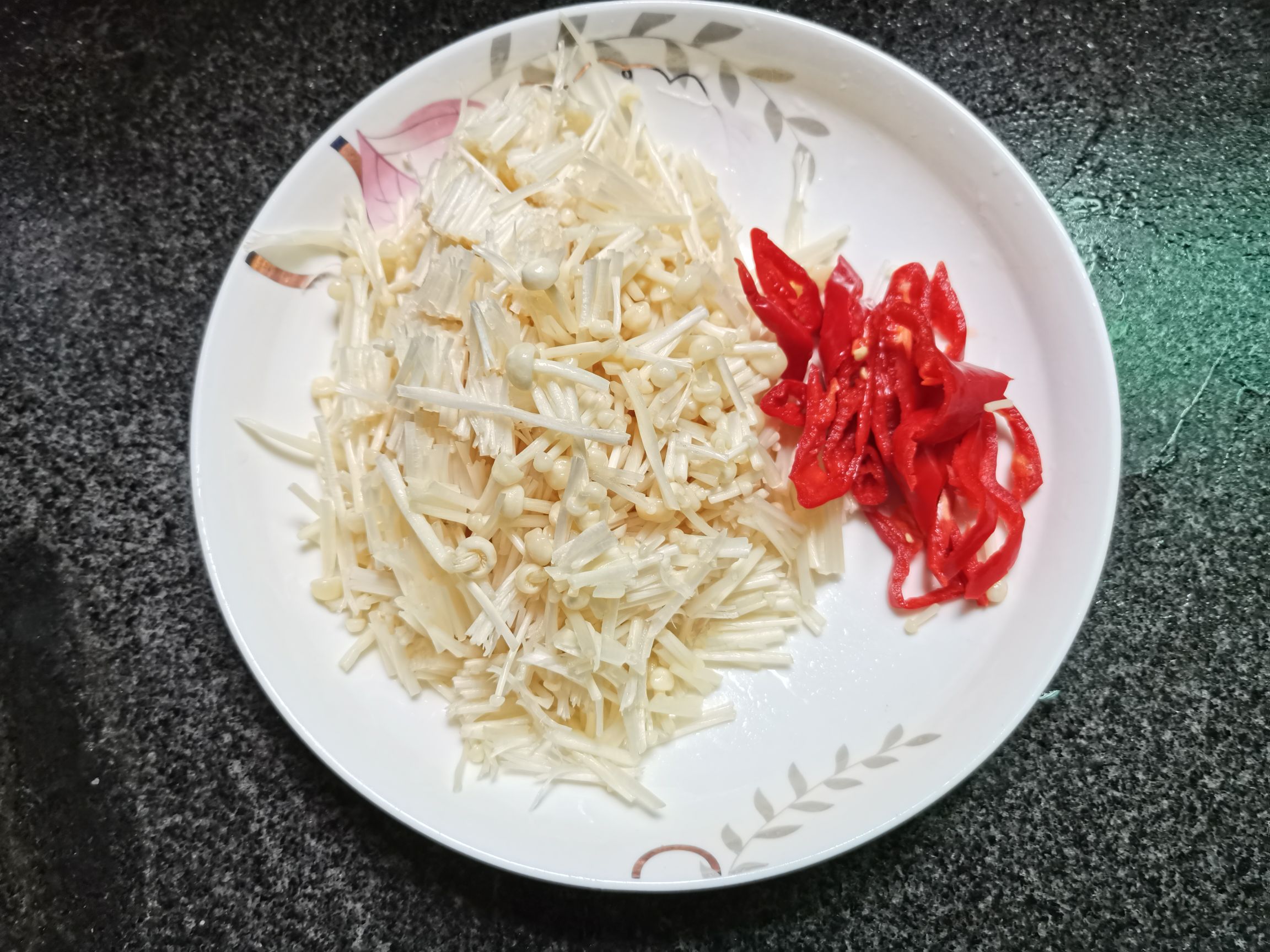 Fried Noodles with Enoki Mushroom recipe