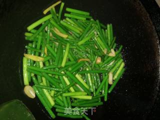 *reunion Rice* Stir-fried Pork Ears with Garlic Moss recipe