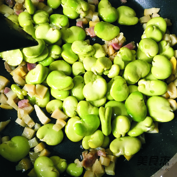 Stir-fried Broad Beans with Bacon and Bamboo Shoots recipe