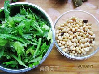 Stir-fried Soya Beans with Celery Leaves recipe