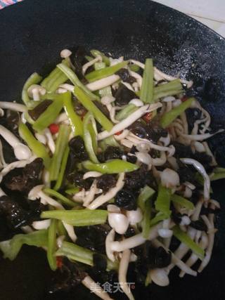 Stir-fried White Jade Mushroom with Fungus and Green Pepper recipe